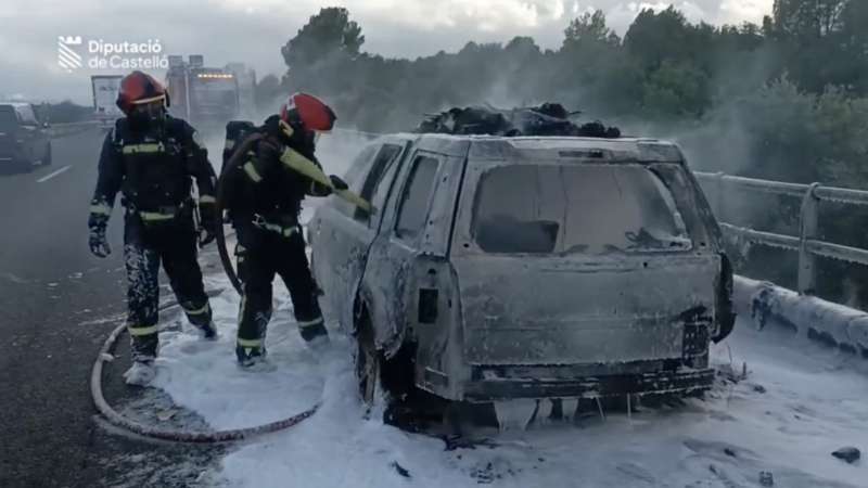 Efectivos de bomberos intervienen en el incendio de un vehculo en la AP-7 a la altura de Benicarl. EPDA