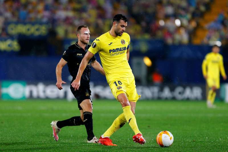 El centrocampista del Villarreal, Vicente Iborra (d), golpea el balón. EFE/Archivo
