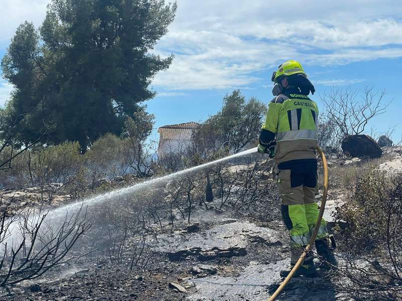 Un efectivo de los Bomberos de Castelln sofoca un incendio. EPDA