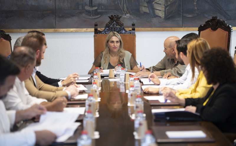 La presidenta de la Diputació de Castelló, Marta Barrachina, reunida. /EPDA