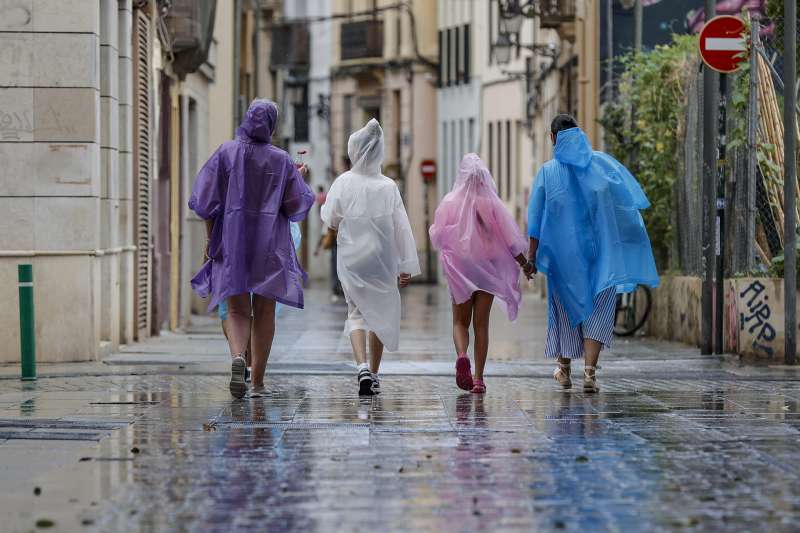 Varias personas caminan bajo la lluvia por una calle del centro de Valencia.. EFEManuel BruqueArchivo