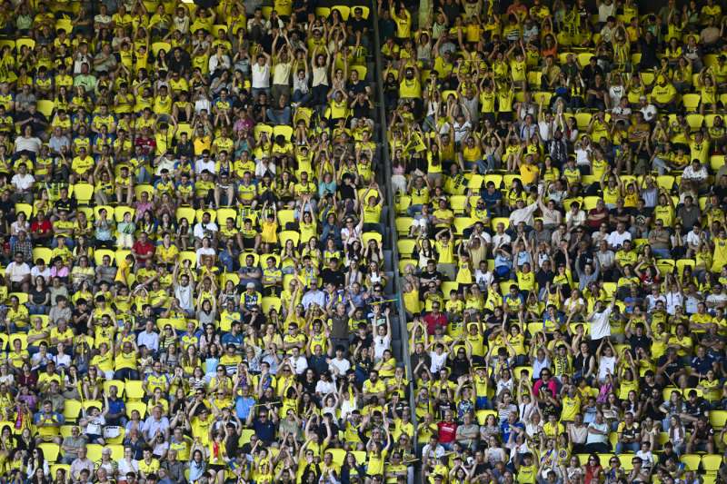 La aficin del Villarreal anima durante un partido de la LaLiga EA Sports en el Estadio de la Cermica. EFE Andreu EstebanArchivo
