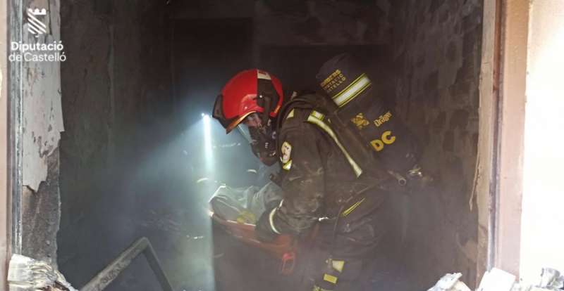Un bombero trabaja en el incendio de una vivienda en Vinaròs (Castellón), en la que un hombre ha resultado herido grave por quemaduras. EFE/Consorcio Provincial de Bomberos.
