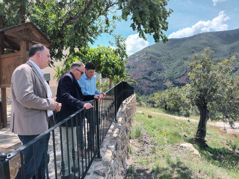 Alcalde de Torrechiva con el vicepresidente segundo Gan Pampols.