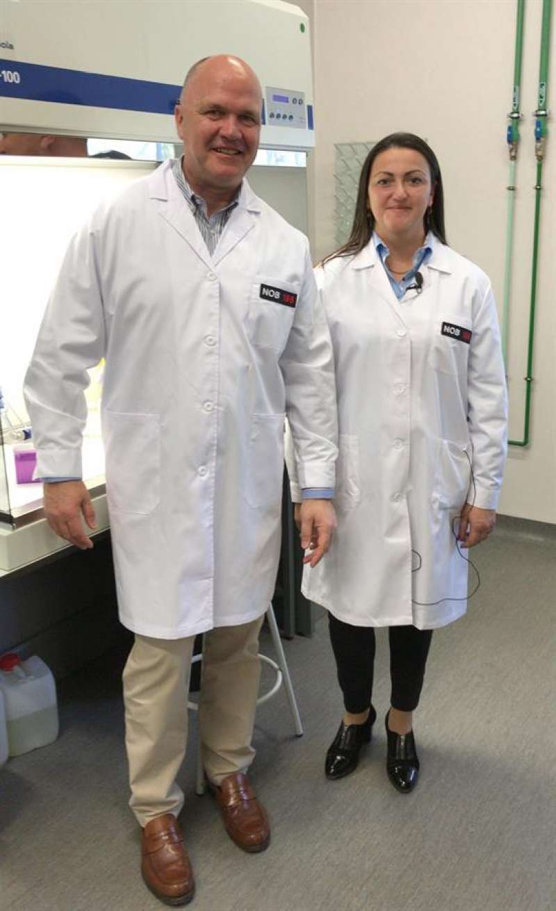 Noelia Beltrán, directora gerente de NOB166, y Borja Raad CEO de la empresa, ha desarrollado un potente antimicrobiano con capacidad protectora de hasta 7 días, capaz de inactivar las proteínas del coronavirus para impedir su replicación en el textil. EFE/ Domenech Castelló