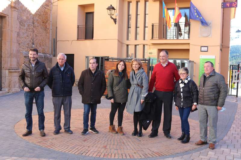 Autoridades a las puertas del Ayuntamiento de Villanueva de Viver