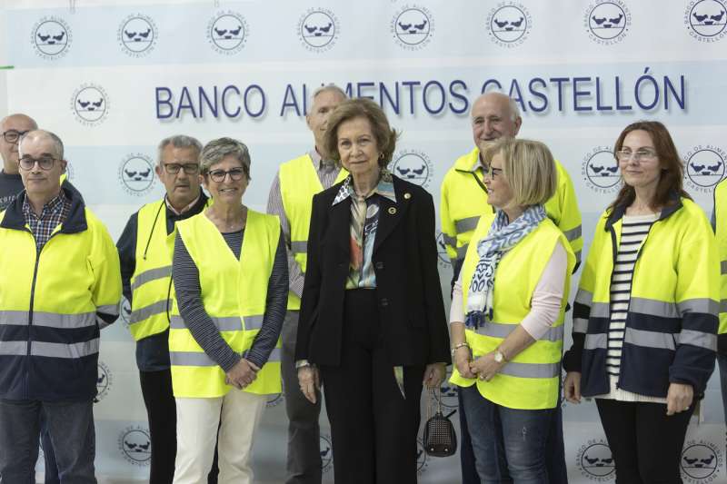 La Reina Doña Sofía ha visitado hoy el Banco de Alimentos de Castellón, donde ha recorrido las instalaciones y charlado con los varios voluntarios que colaboran con la institución. EFE/Doménech Castelló