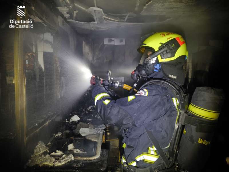 Actuaci�n de los bomberos en el incendio de una vivienda en Vila-real.  EPDA