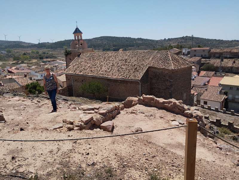 Alcaldesa de Pina Mara ngeles Murria junto al castillo. EPDA 