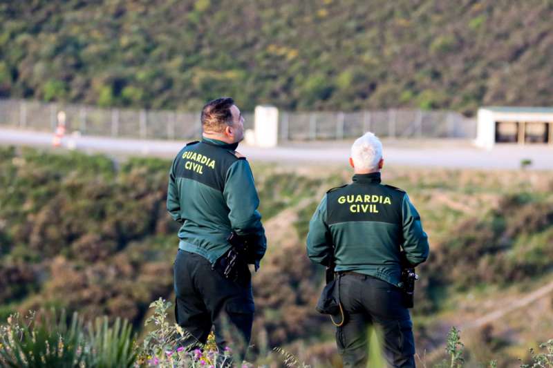Dos agentes de la Guardia Civil en un dispositivo especial en una zona rural. EFE/ Reduan Dris
