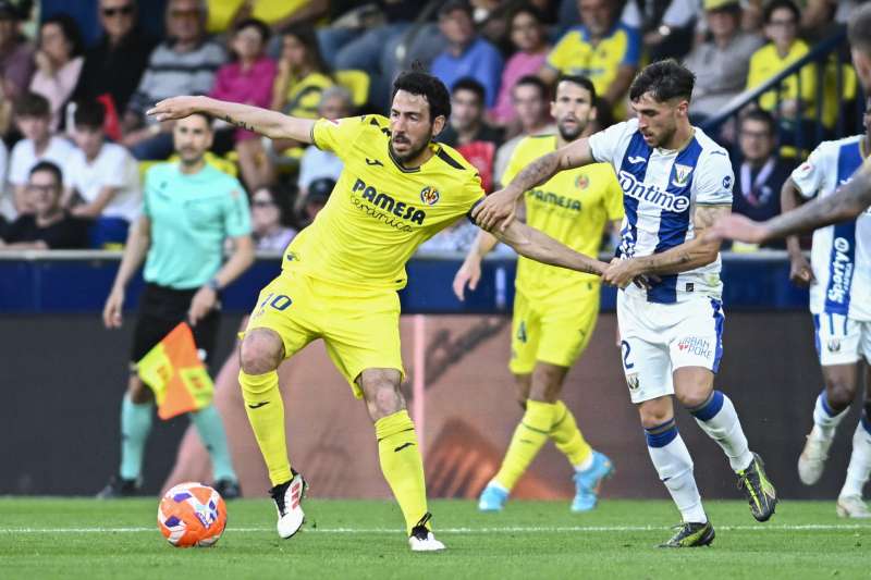 Parejo (i), en una accin con el Villarreal esta campaa EFE Andreu EstebanARCHIVO
