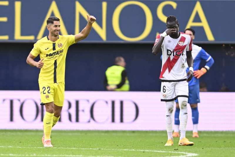 El delantero del Villarreal Ayoze Prez (i) celebra el cuarto gol de su equipo durante el partido de LaLiga que enfrent al Villarreal contra el Rayo Vallacano este sbado en Villarreal. EFE Andreu Esteban
