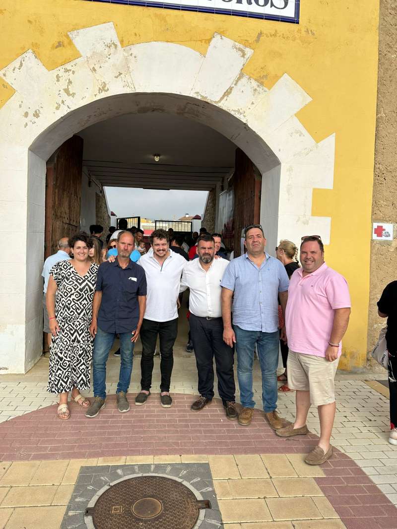 Jairo Sans y el diputado David Vicente en la plaza de toros de Vilafranca.EPDA