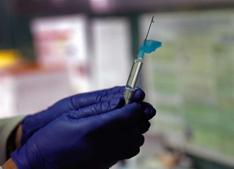 Una enfermera prepara dosis de la vacuna contra la covid en un ambulatorio. EFE