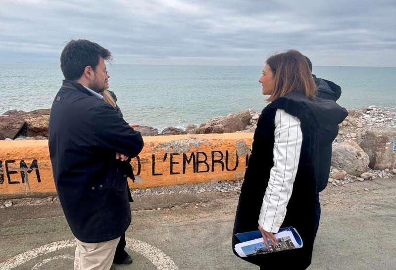 La alcaldesa de Almassora, Mar�a Tormo, visita las zonas afectadas de la costa.  EPDA