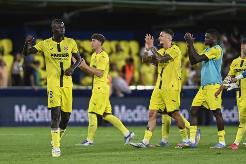 Los jugadores del Villarreal celebran la victoria tras el partido de la jornada 5 de LaLiga EA Sports que disputaron el Villarreal y el Osasuna en el estadio de La Cermica. EFE Archivo
