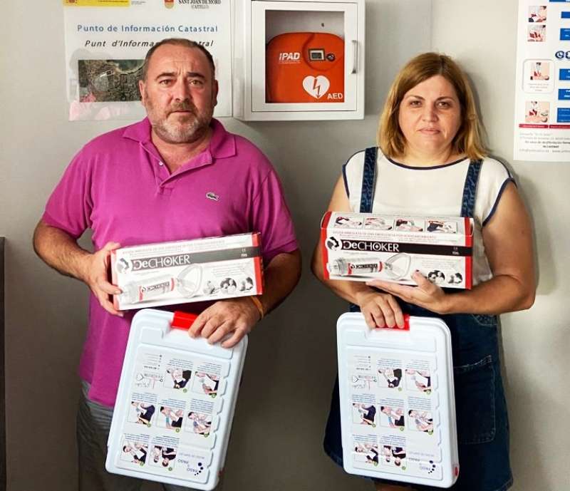 Vicente Pallarés y la concejal Ana Lidón Pallarés muestran los equipos de atragatamiento adquiridos por el ayuntamiento/EPDA