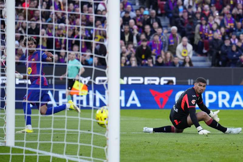 El delantero del Barcelona Lamine Yamal marca su tercer gol contra el Villarreal, durante el partido de la jornada 26 de LaLiga entre el Barcelona y el Villarreal, este s�bado en el estadio Spotify Camp Nou en Barcelona.-EFE Alejandro Garc�a
