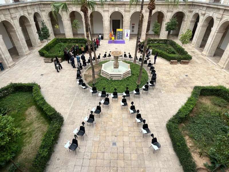 El Palau del Temple, sede de la DelegaciÃ³n, ha acogido el acto institucional con motivo del 25-N, bajo el lema Sillas vacÃ­as