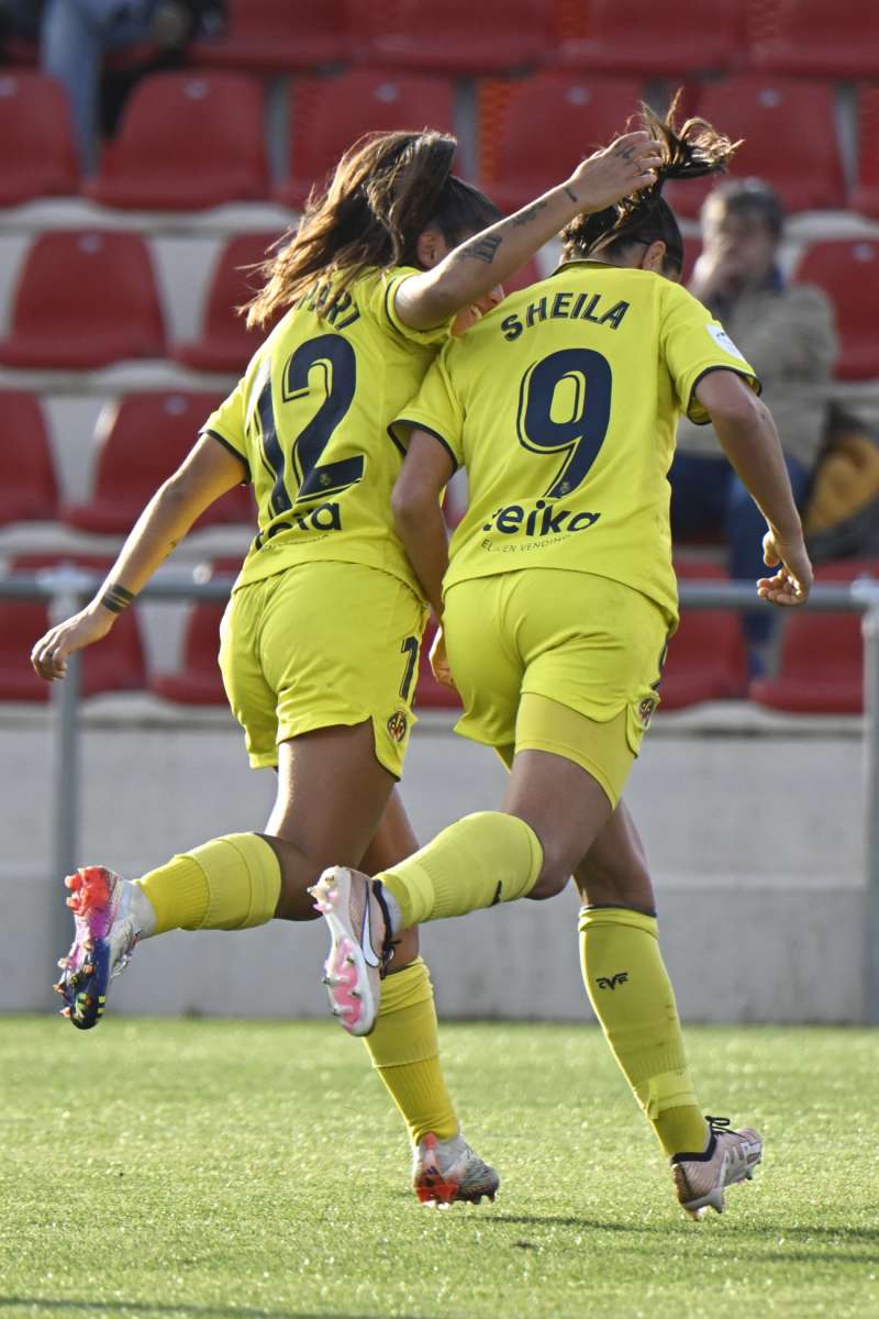 Las jugadoras del Villareal Sheila (d) y María Llompart celebran un gol de su equipo. EFE/ Víctor Lerena/Archivo
