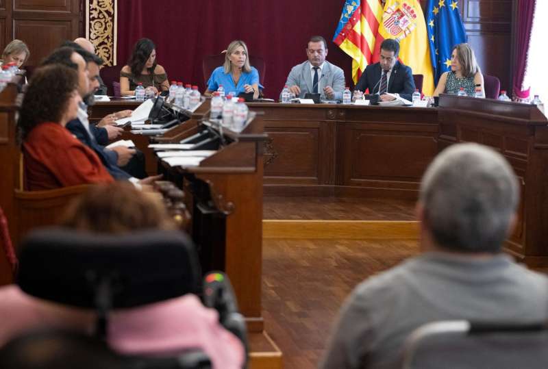 Imagen de la Diputacin de Castelln del pleno ordinario de julio, de izq a der: Marta Barrachina (presidenta), Andrs Martnez (vicepresidente) y Hctor Folgado (Vicepresidente).  EFE