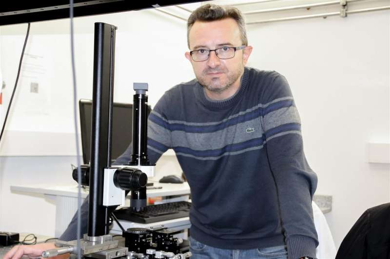 El investigador del Centro de TecnologÃ­a NanofotÃ³nica de la UPV Alejandro MartÃ­nez Abietar, en una imagen facilitada por la universidad.