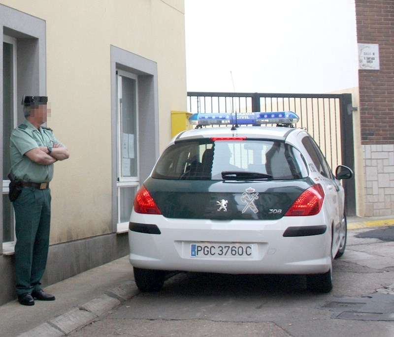  Un agente junto a una patrulla de la Guardia Civil en Castelló. /EFE