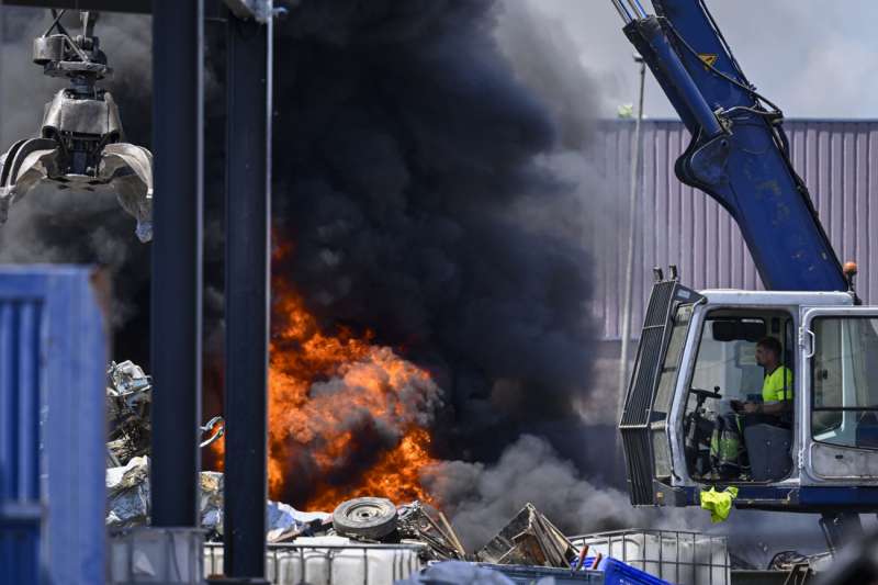 Vista general del incendio que se ha declarado este viernes en una empresa de reciclaje de Borriana. EFEAndreu Esteban
