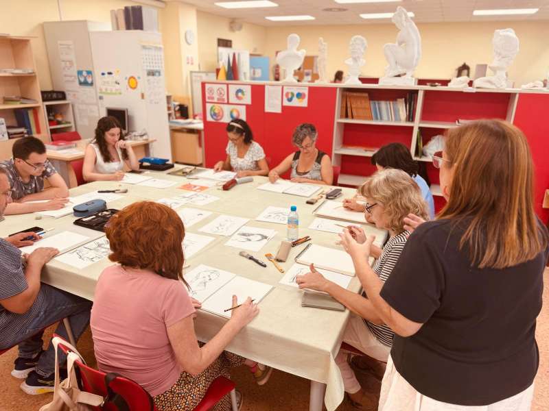 Una de las actividades artsticas formativas impartidas en el Centre Municipal de les Arts de Burriana.  EPDA