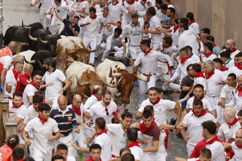 Los mozos son perseguidos por toros de la ganadera gaditana de Fuente Ymbro durante el primer encierro de los Sanfermines 2025, este lunes en Pamplona. EFE Villar Lpez
