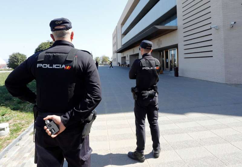 En la imagen, la Polica Nacional a las puertas de la Audiencia de Castelln. EFEDomenech CastellArchivo
