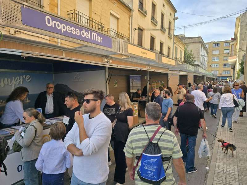 Foto del alcalde en el estand de Oropesa de la Fira de Cocentaina.  EPDA