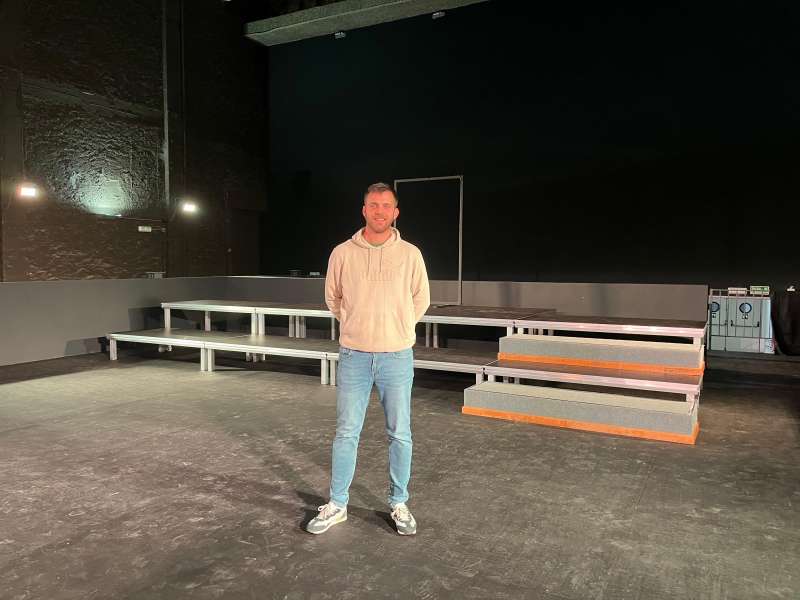 El concejal de Cultura, Jorge Marqus, en las nuevas instalaciones del Teatro Municipal de la Vall dUix.  EPDA