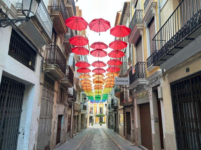 Calle de Segorbe decorada con paraguas. EPDA