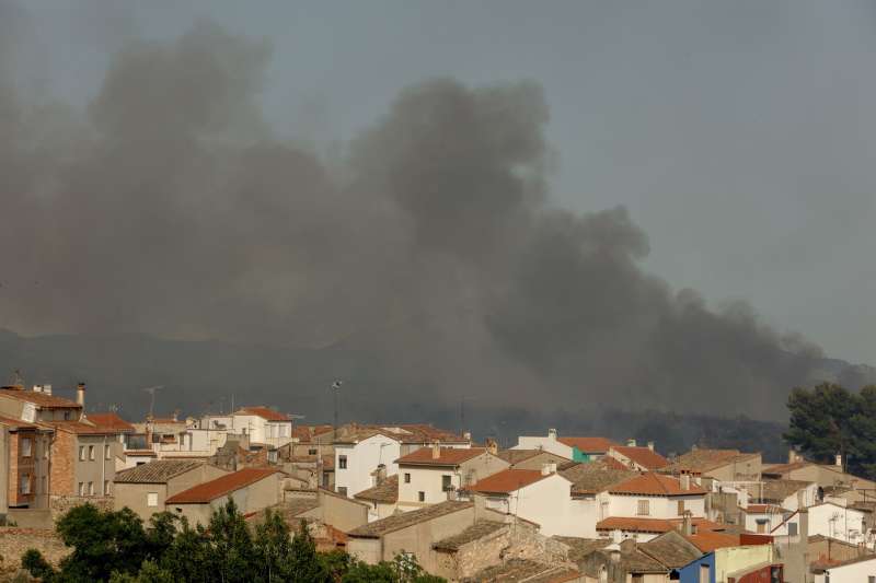 Vista de Caudiel (Castellón) y del incendio forestal que le afecta. EFE/Doménech Castelló
