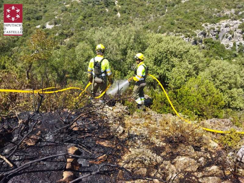 Imagen de los trabajos de extinción en el incendio de la Pobla de Benifassà