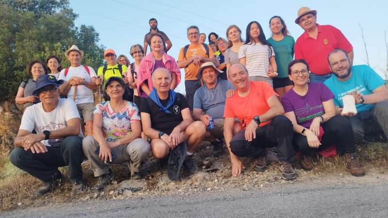 Los vecinos posan al inicio de la ruta. J. A. PLANILLO