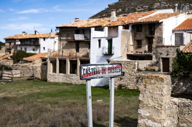 Vista general de Castell de Cabres, el pueblo m�s peque�o de la Comunitat Valenciana, donde vivir ofrece una experiencia �nica enmarcada en la exuberancia natural de la Tinen�a de Benifass� EFE Andreu Esteban