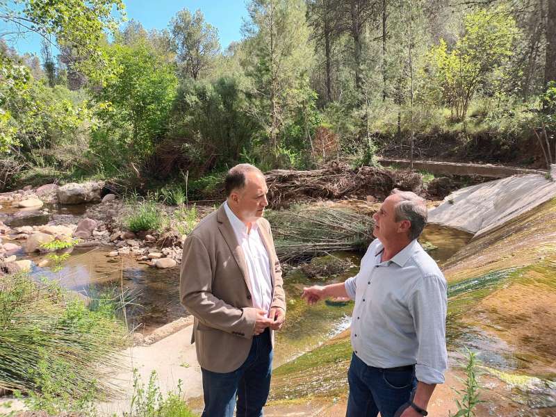 Sergio Fornas con Salvador Aguilella cauce río Montán. EPDA
