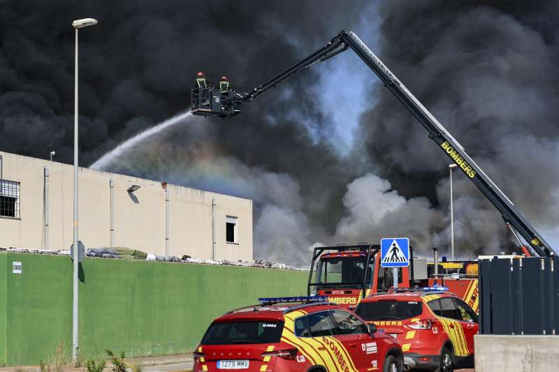 Bomberos trabajan en la extincin del incendio en una nave industrial de residuos textiles en la localidad castellonense de Almassora, que ha obligado a desalojar el polgono. EFEAndreu Esteban
