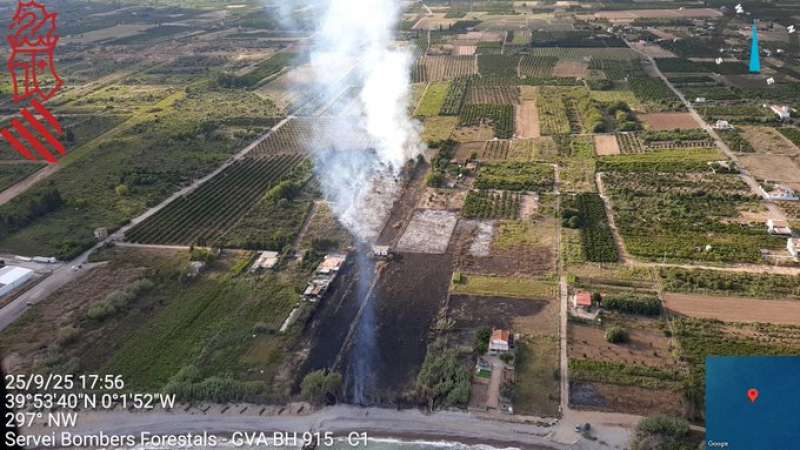 Imgenes del incendio de vegetacin declarado en Burriana.  EPDA 