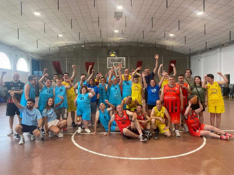 Los tres equipos posan tras el torneo. C.B. ALTURA