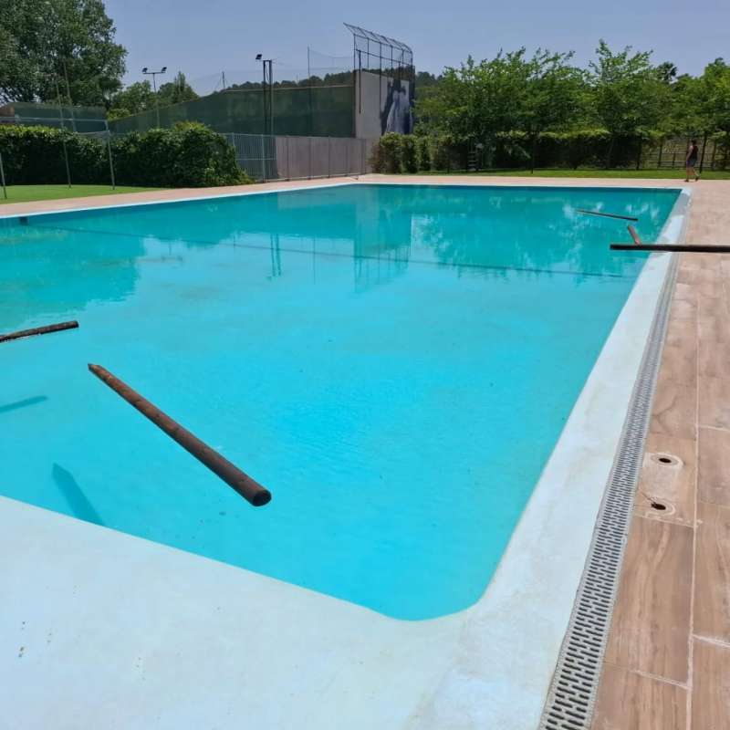 Destrozos en la piscina. EPDA