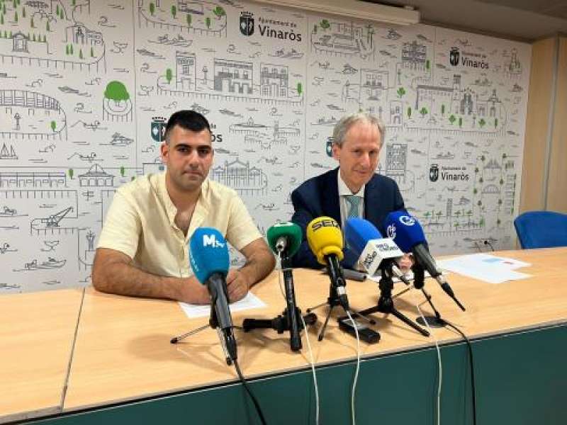 El regidor de Famlia a Vinars,  Juanfran Calvo (esquerra) i lautor de lestudi, Alejandro Macarrn (dreta).  EPDA