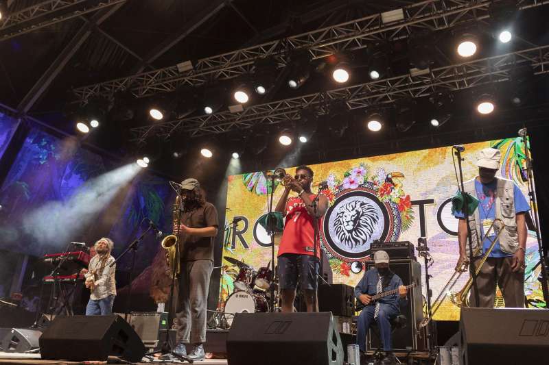 Imagen de uno de los primeros conciertos de la ediciÃ³n de este aÃ±o del festival reggae Rototom en BenicÃ ssim. EFE/DomÃ©nech CastellÃ³
