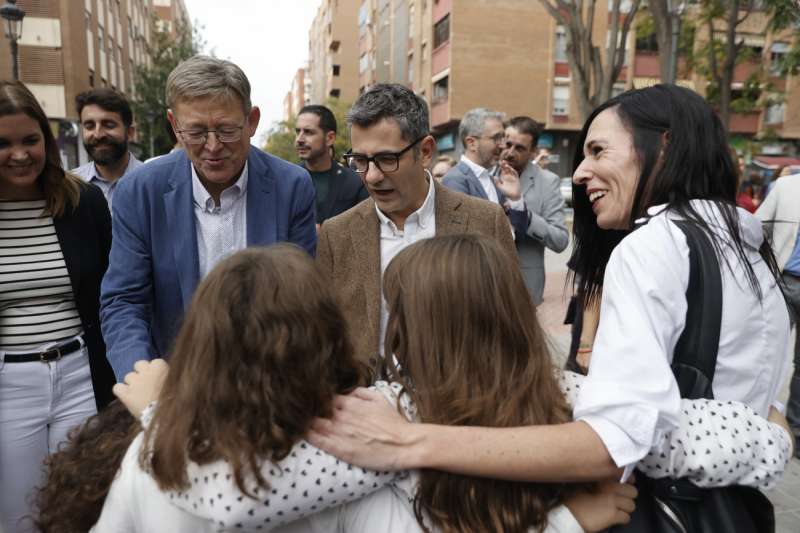 GRAF8441. VALENCIA, 23/10/2022.- El president de la Generalitat, Ximo Puig (i), y el ministro de la Presidencia, FÃ©lix BolaÃ±os (c), participan en el acto del PSPV-PSOE 
