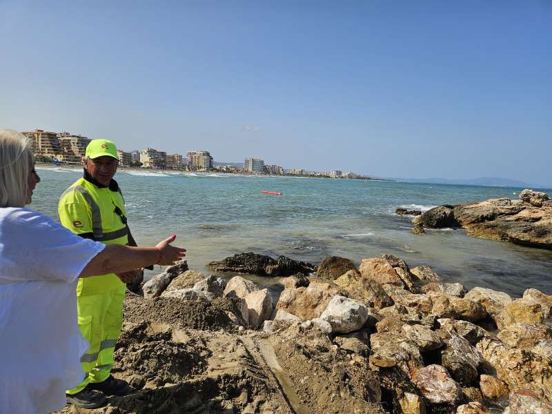 La alcaldesa de Oropesa del Mar, Areceli de Moya, visita los trabajos en la Illeta. EPDA