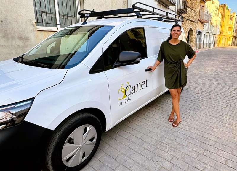 Lalcaldessa de Canet lo Roig, Mara ngeles Pallars, amb el no vehicle. EPDA