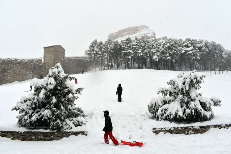 Niños jugando en la nieve en Morella