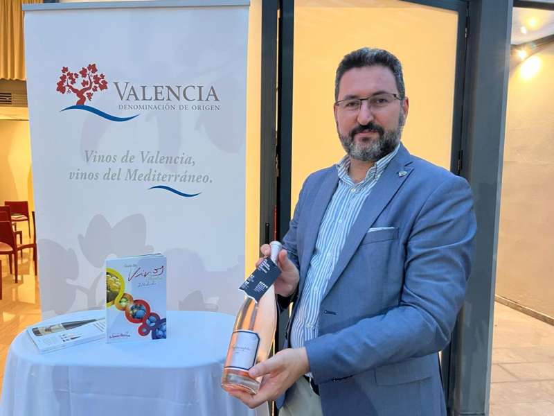 David Torres, con el vino Valenciano premiado